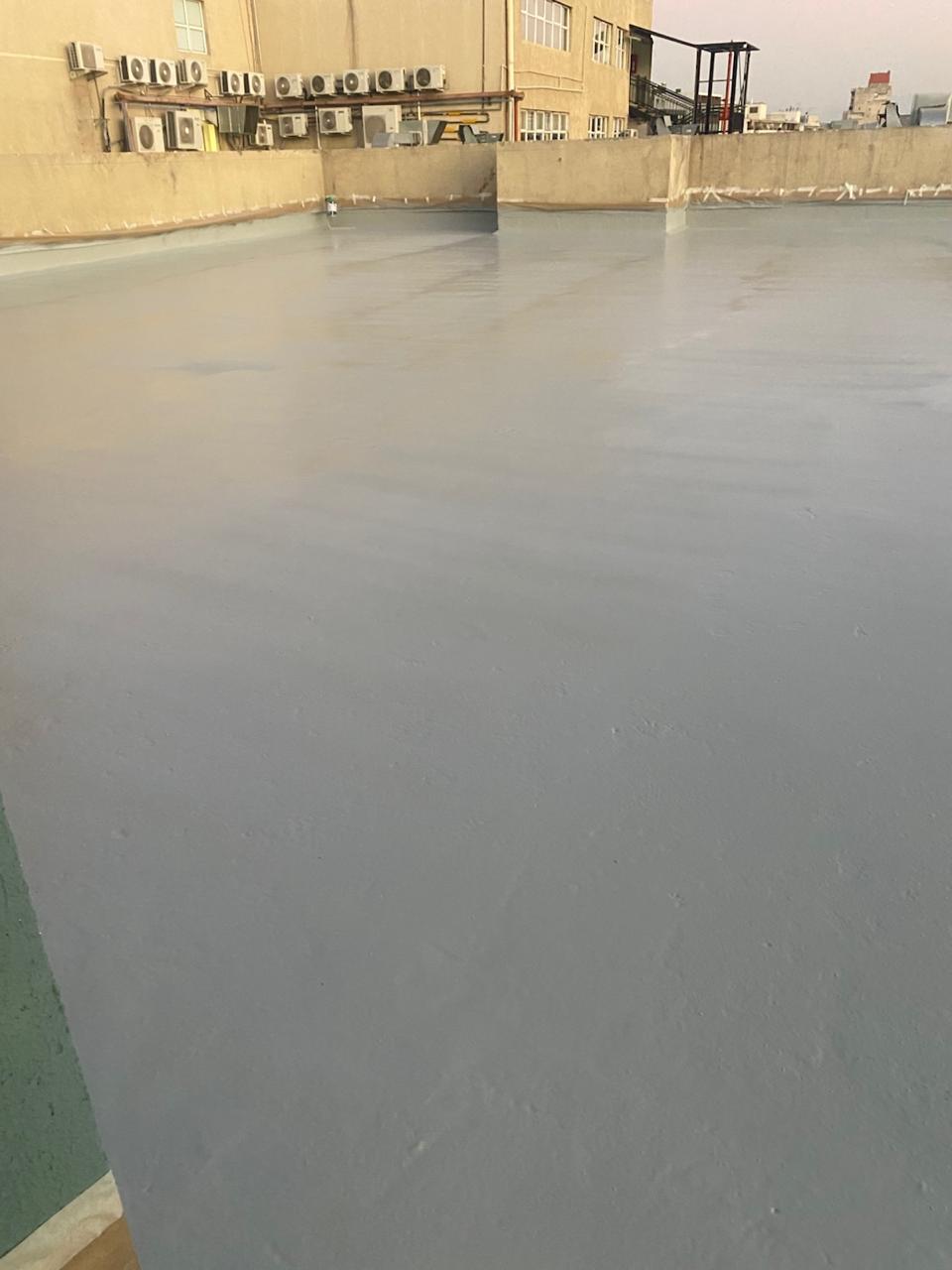 Azotea de edificio con membrana impermeable gris recién terminada