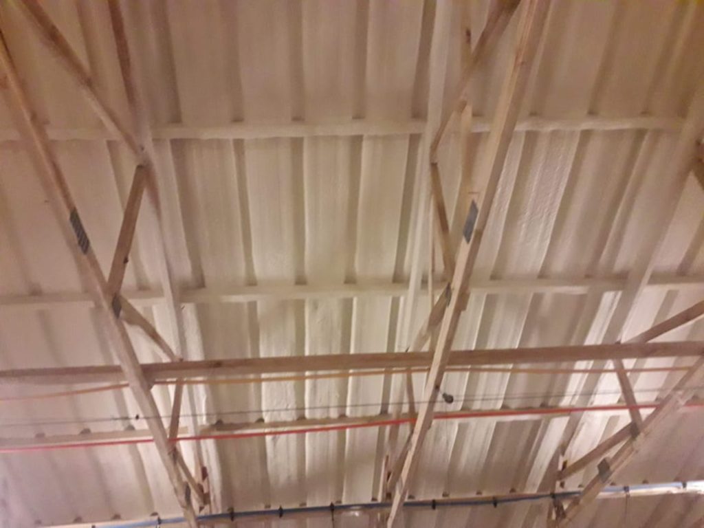 Interior de nave industrial con muros y techumbre aislados con poliuretano