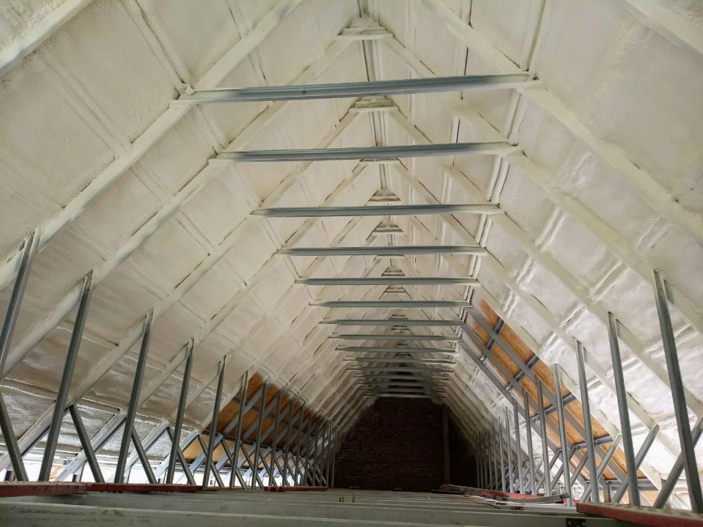 Interior de galpón con techumbre y cerchas completamente aisladas con poliuretano proyectado