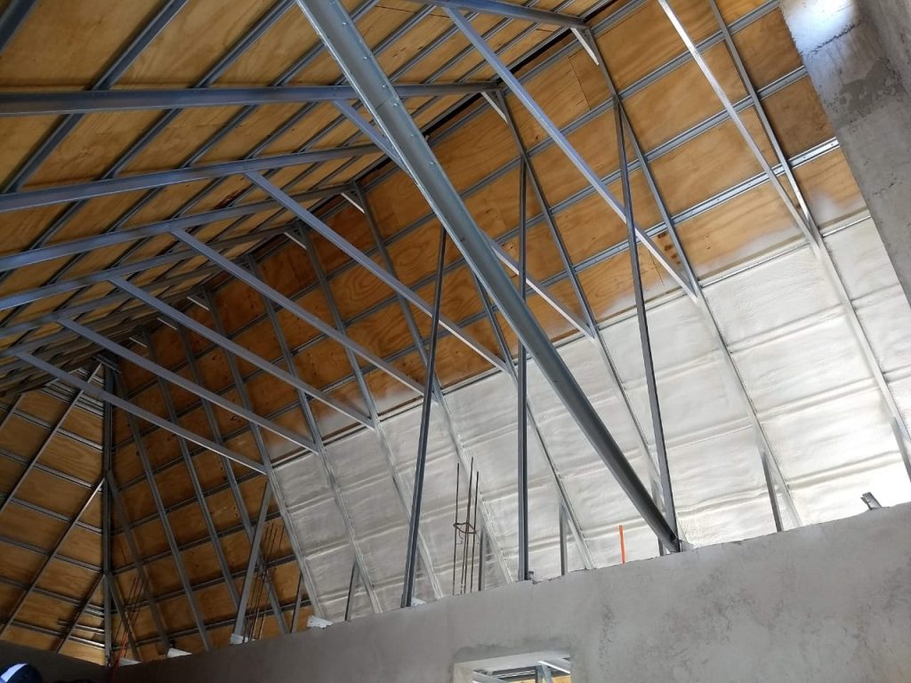 Techumbre interior de galpón con poliuretano proyectado sobre cubierta y cerchas