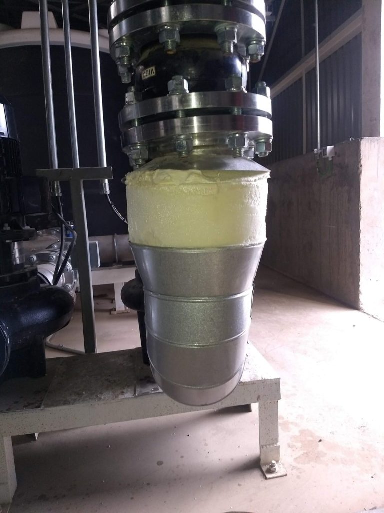 Unión de tubería industrial aislada con poliuretano y chaqueta metálica