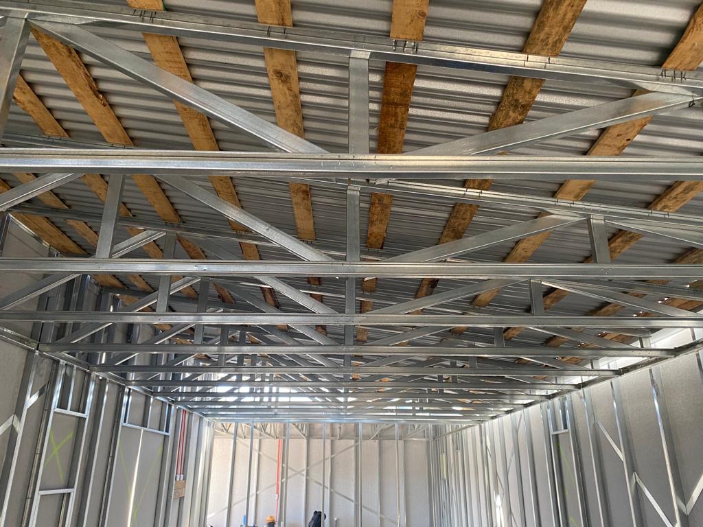 Techumbre de estructura mixta con poliuretano proyectado entre costaneras