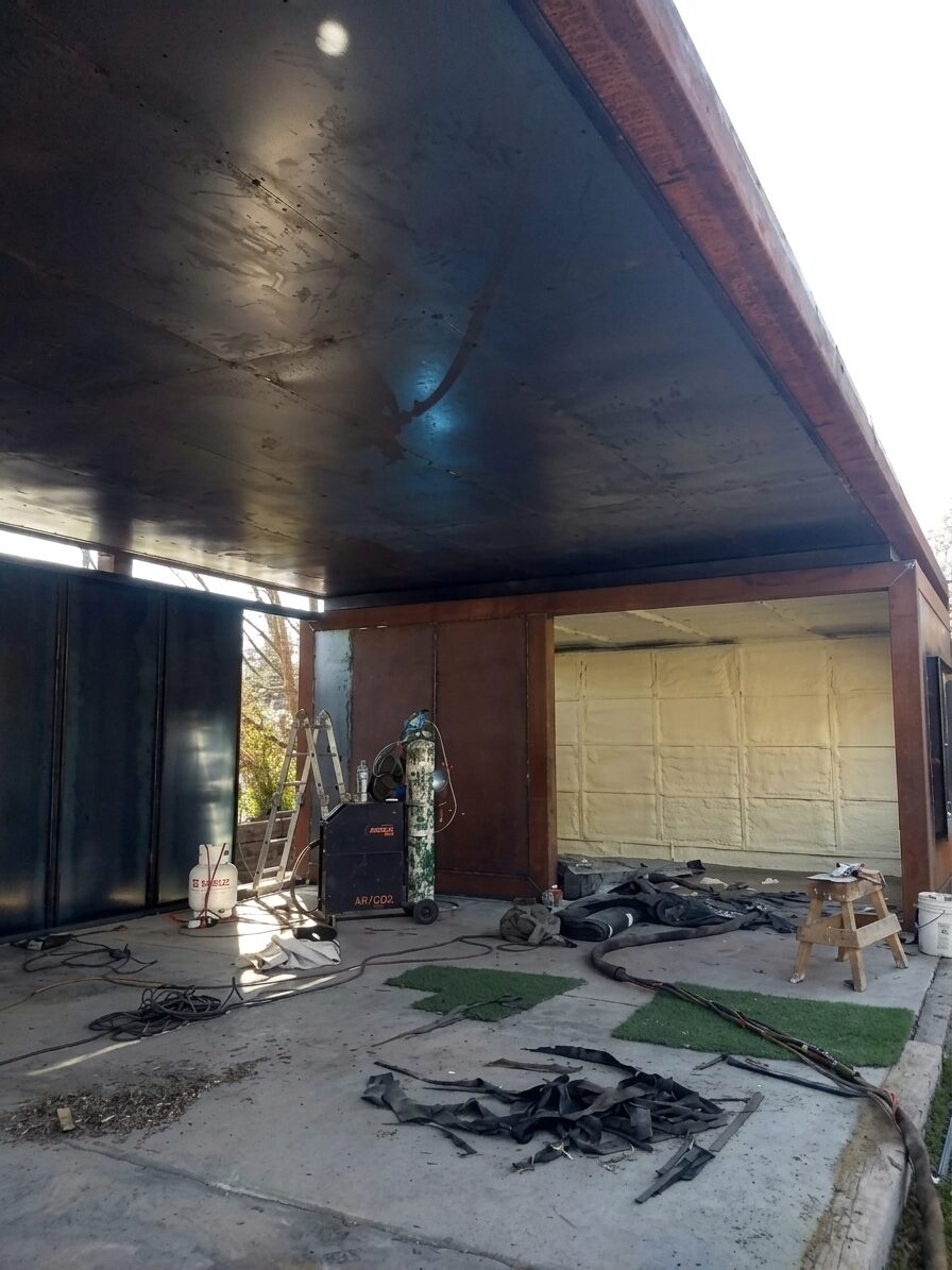 Terraza techada con losa impermeabilizada con recubrimiento continuo oscuro
